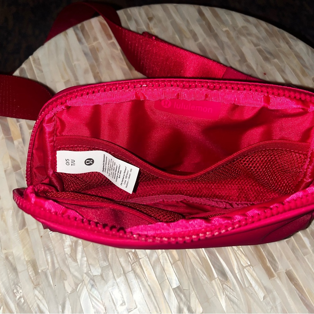 Lululemon Everywhere Belt Bag 1L - Vibrant Red - Picture 2 of 6